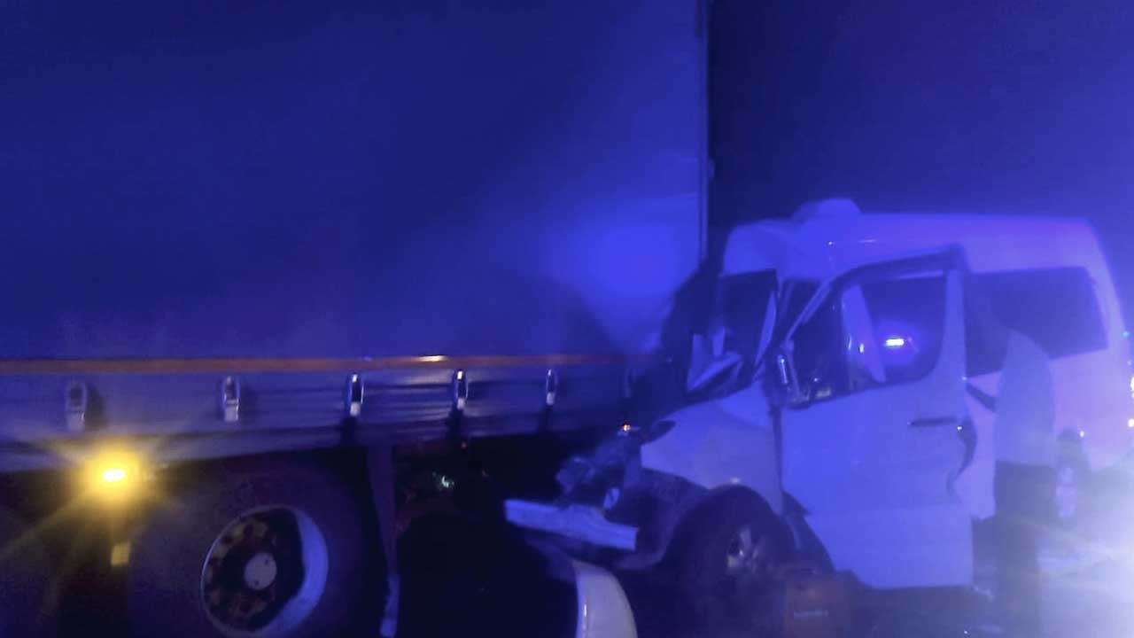 Manisa'da sporcuları taşıyan minibüs tırla çarpıştı: 9 yaralı