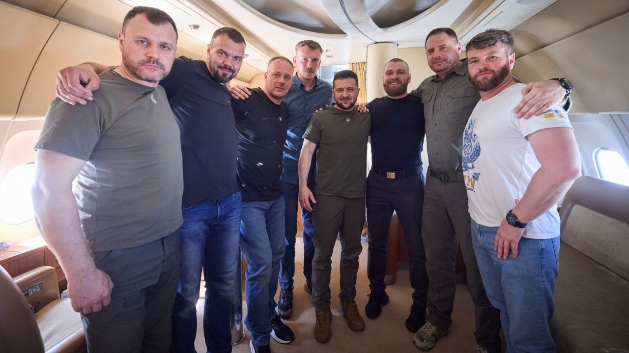 Zelenskiy: Türkiye'deki 5 Azov Taburu komutanı Ukrayna'ya döndü