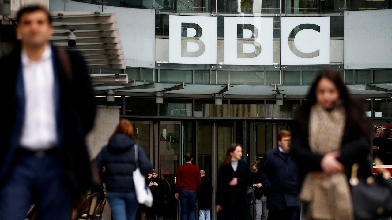 BBC spikerine 'pedofili' suçlaması: Çocuğa 35 bin sterlin vermiş
