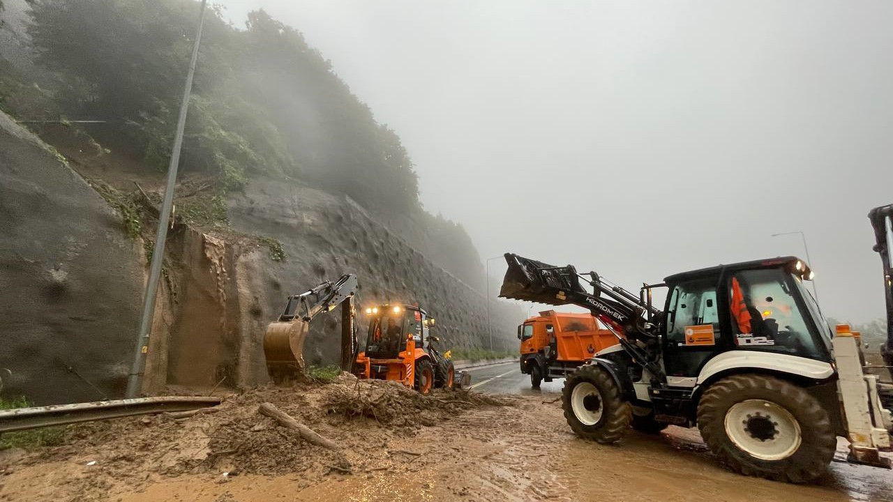 Bolu Dağı Tüneli'ni su bastı, dağdan kopan kayalar kazaya yol açtı