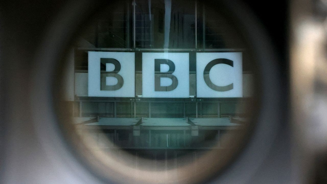'Pedofili' suçlaması: BBC'ye 'spikerin ismini açıkla' baskısı