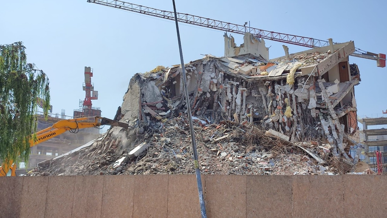 Sefaköy'de bir bölümü çöken özel üniversitenin binası yıkılıyor