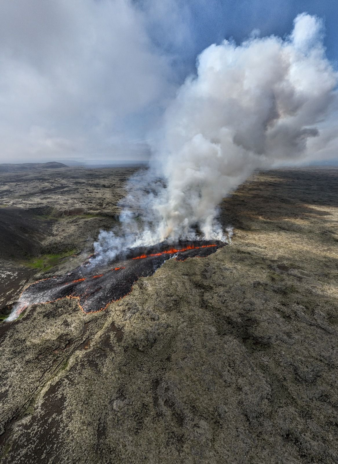 İzlanda'da yanardağ patladı, bölgeye erişim kısıtlandı - Sayfa 4