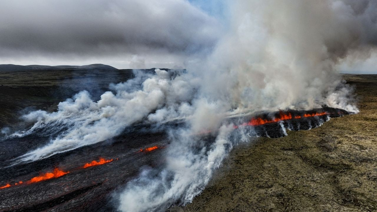 İzlanda'da yanardağ patladı, bölgeye erişim kısıtlandı