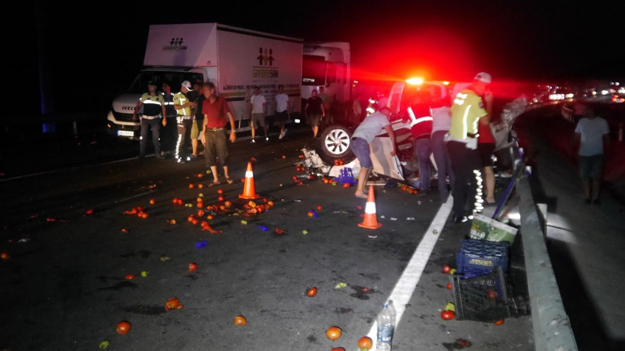 Domates yüklü kamyonun freni patladı: 1 ölü, 5 yaralı