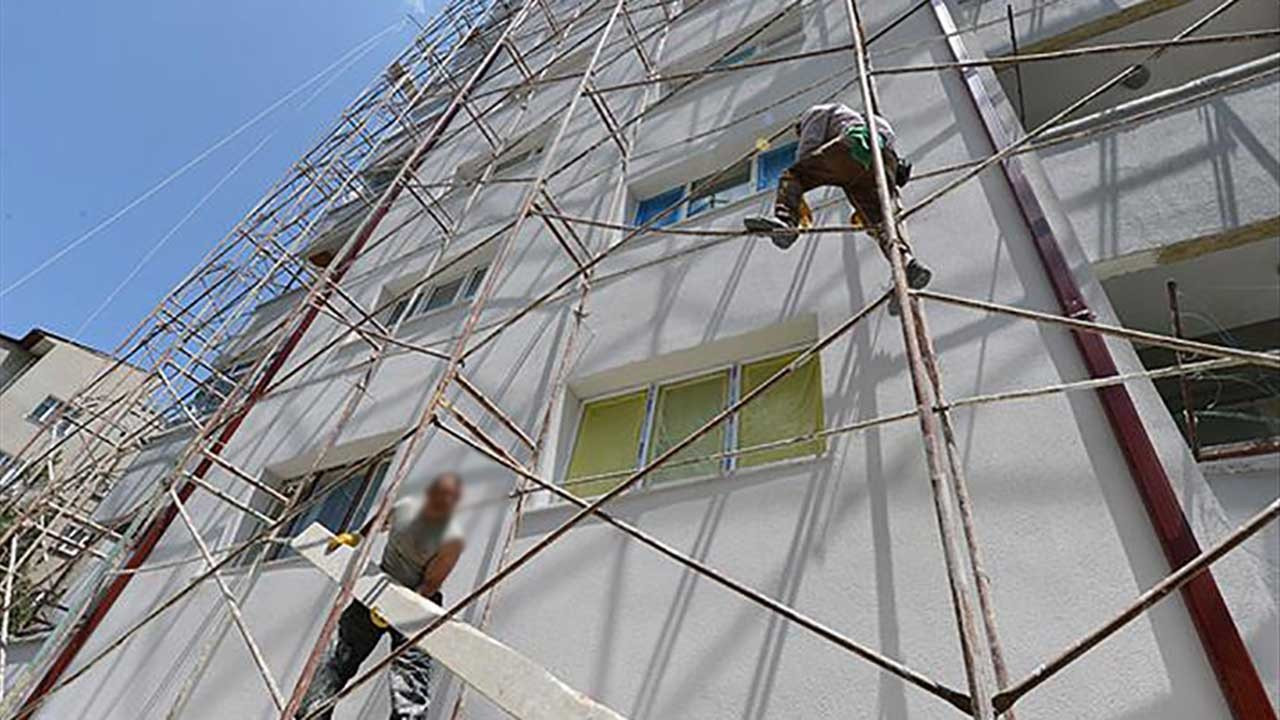 Maraş'ta 8'inci kattaki iskeleden düşen inşaat işçisi öldü