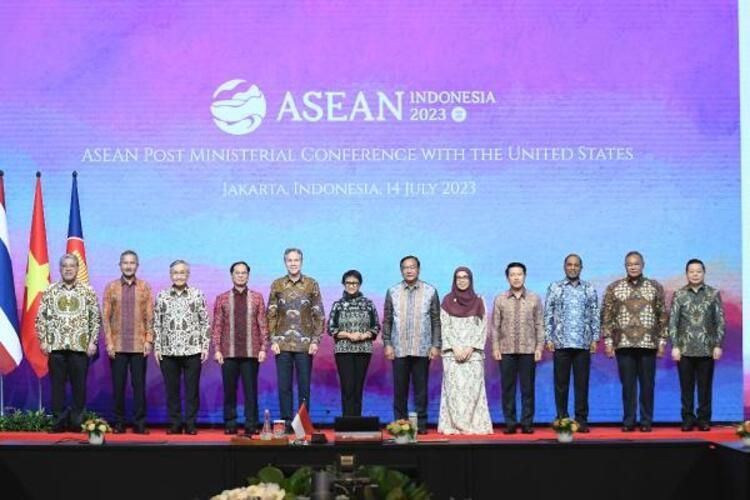 Dışişleri bakanları ASEAN toplantısına Endonezya gömlekleriyle katıldı - Sayfa 1