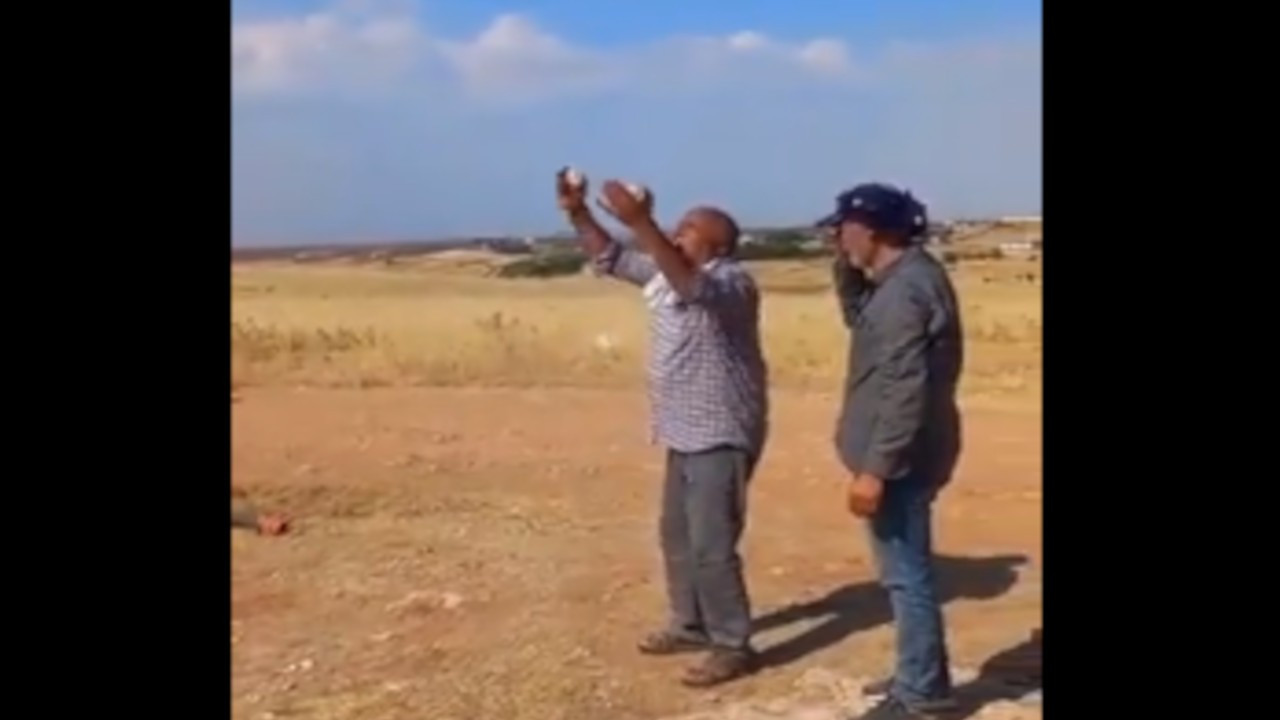 Urfa'da sıcaklıklara dayanamayan bir kişi güneşe taş fırlattı