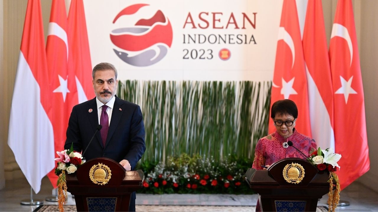 Dışişleri bakanları ASEAN toplantısına Endonezya gömlekleriyle katıldı