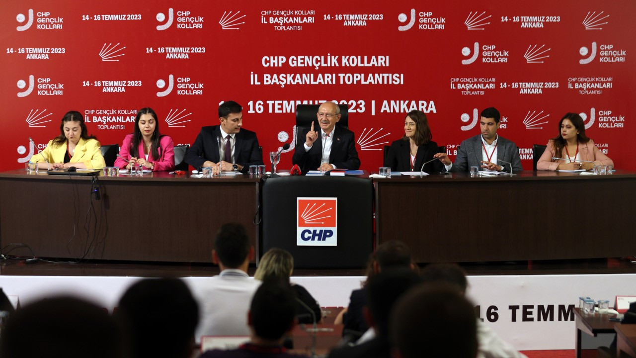 Kemal Kılıçdaroğlu, gençlik kolları il başkanlarıyla bir araya geldi