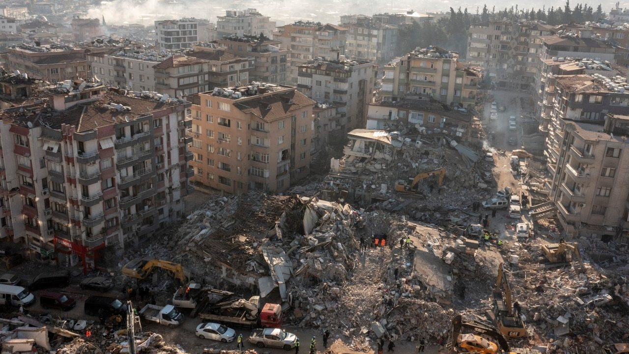 AFP, Hatay'dan bildirdi: 'Depremden kurtulduk ama toz bizi öldürecek'