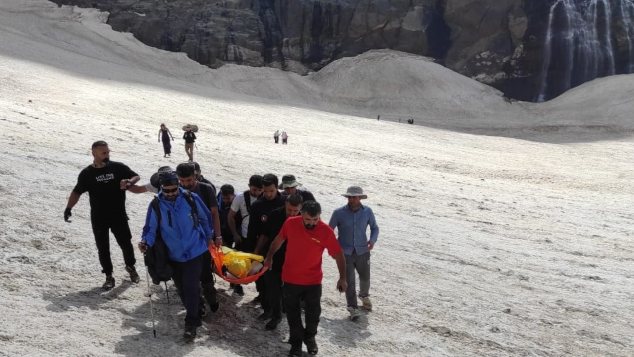 Cilo buzullarında kaybolan 2 kişiyi arama çalışmalarına ara verildi