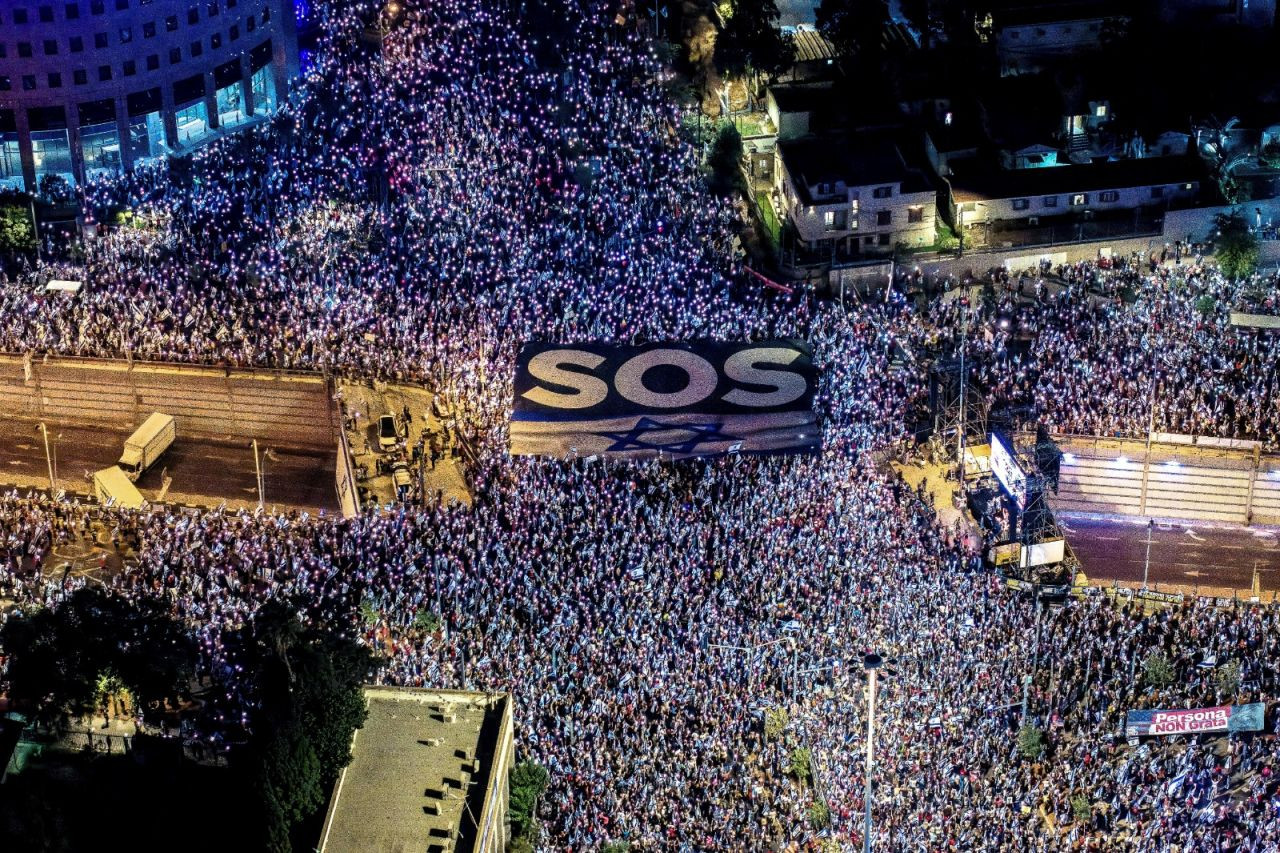 Protestoculardan 'SOS' pankartı: Eylemciler Netanyahu'nun evine gitti - Sayfa 3