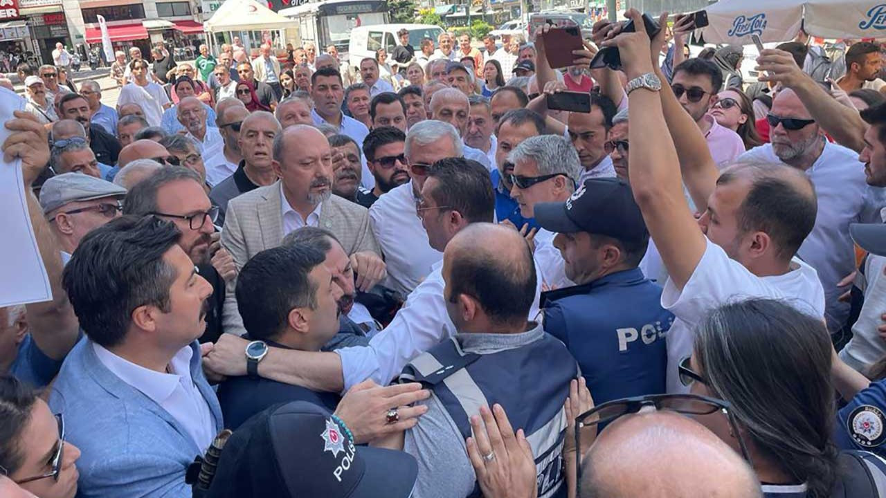 AK Parti önünde İYİ Partililerin zam protestosuna polis engeli