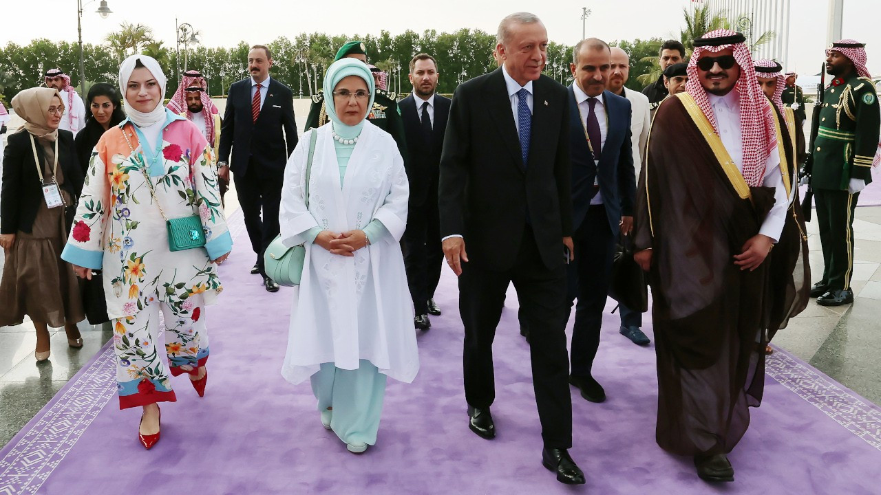 Cidde'de Emine Erdoğan’ı karşılayan çiçekli elbiseli kadın kim?