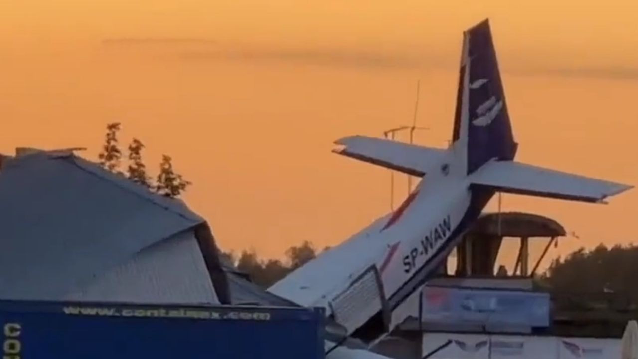 Polonya'da uçak hangara çarptı: 5 kişi hayatını kaybetti