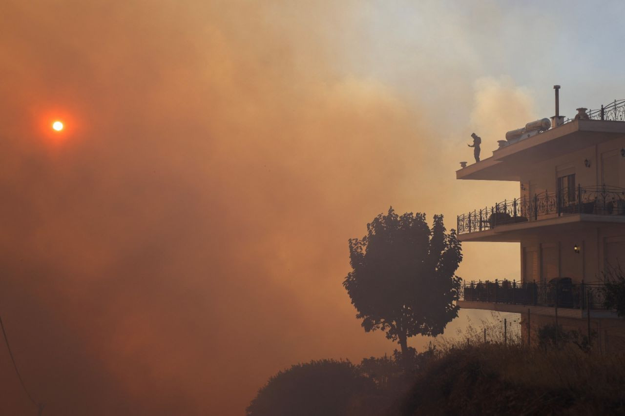 Yunanistan'da orman yangınları: Söndürme çalışmaları devam ediyor - Sayfa 1