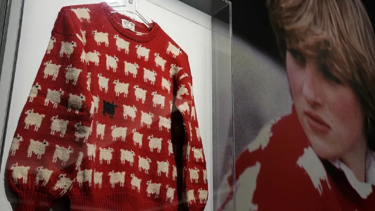 Prenses Diana'nın ikonik koyunlu kazağı 1,1 milyon dolara satıldı