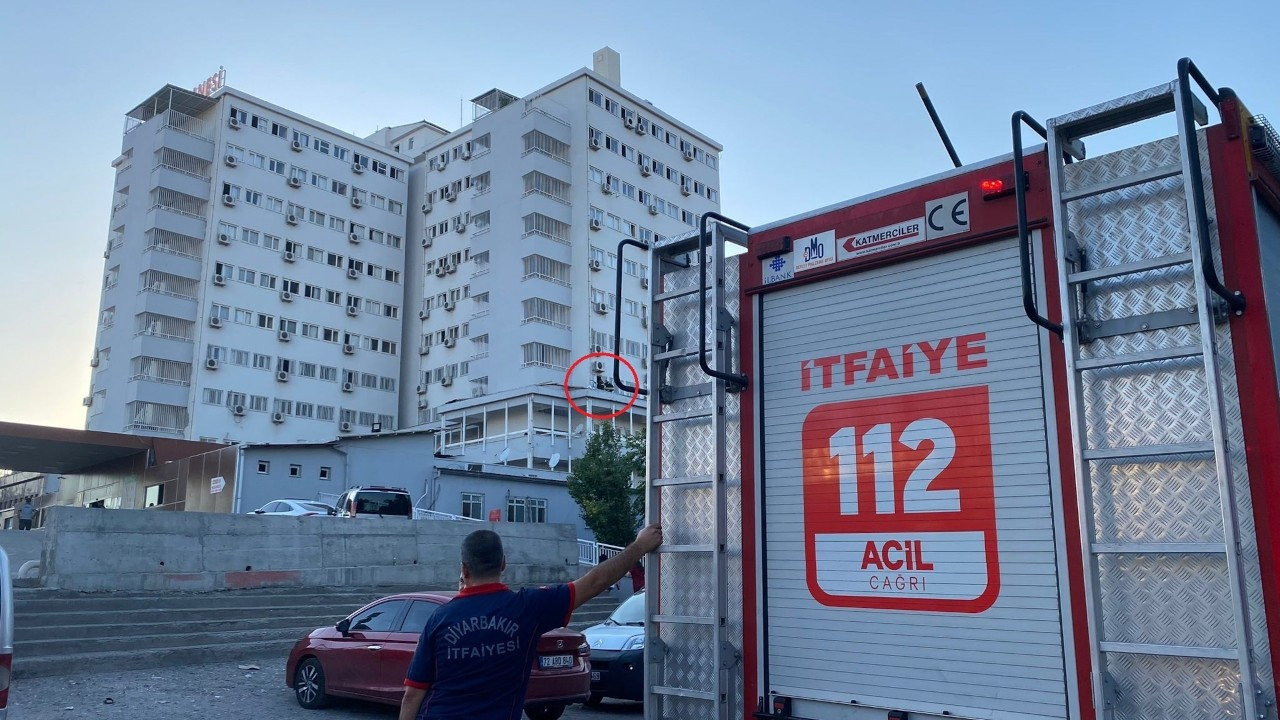 Diyarbakır’da hastane penceresinden atılan sigara asma çatıyı yaktı, hastalar tahliye edildi