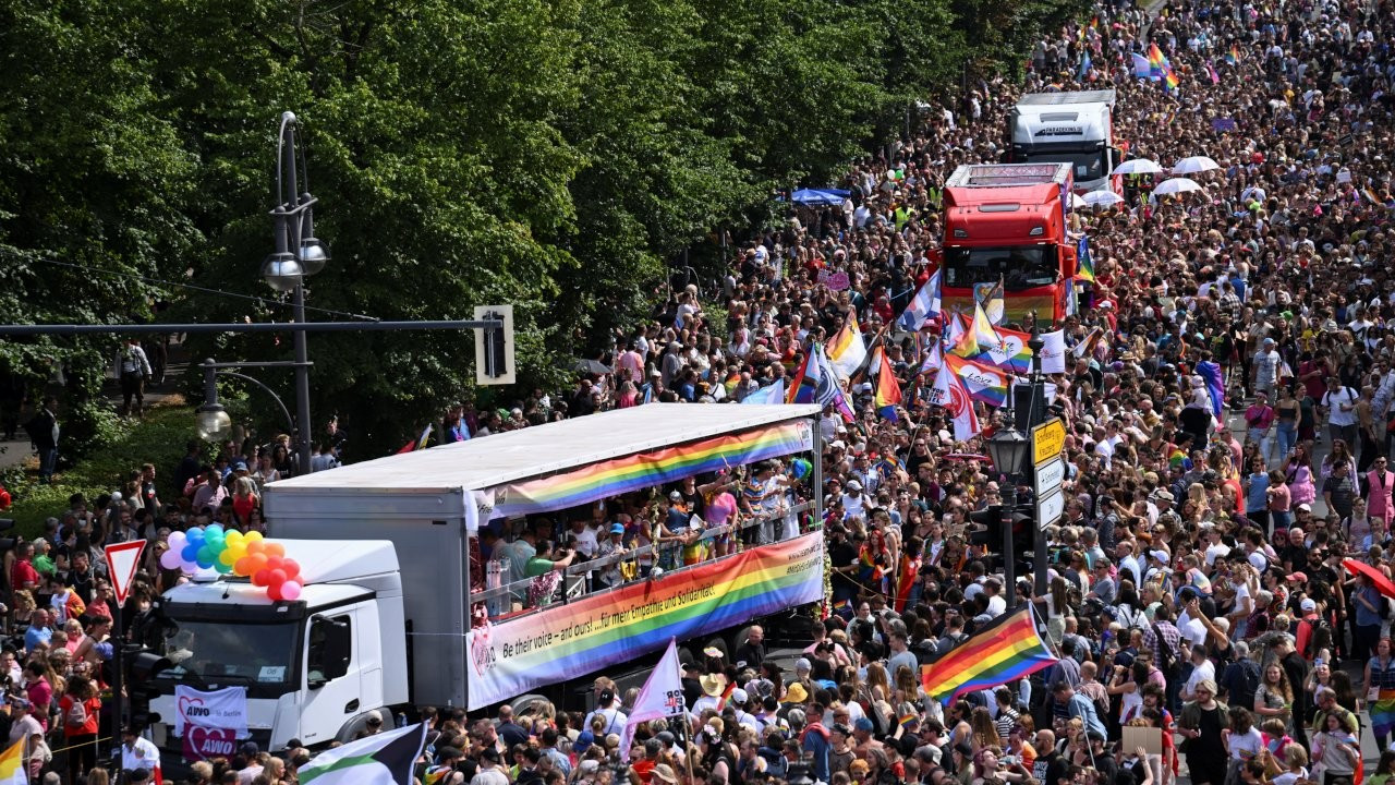 Berlin'de rengarenk onur yürüyüşü: 500 bin kişi katıldı