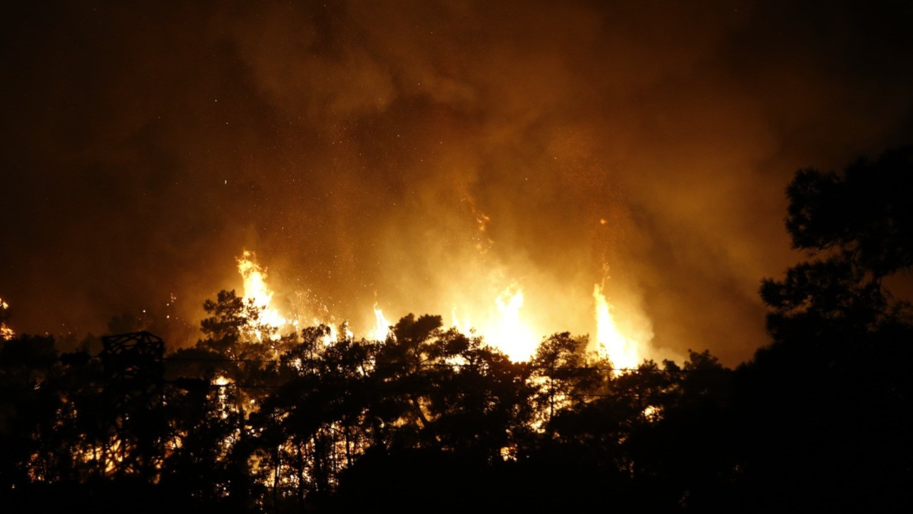 Kemer'de yangın: Gece görev alacak uçak yok, karadan müdahale ediliyor