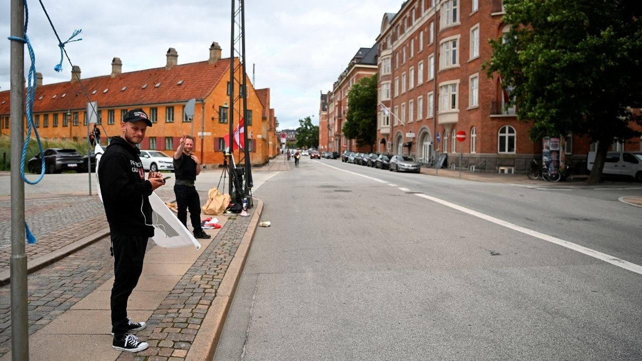 5 kişi Danimarka'daki Mısır Büyükelçiliği önünde Kuran yaktı