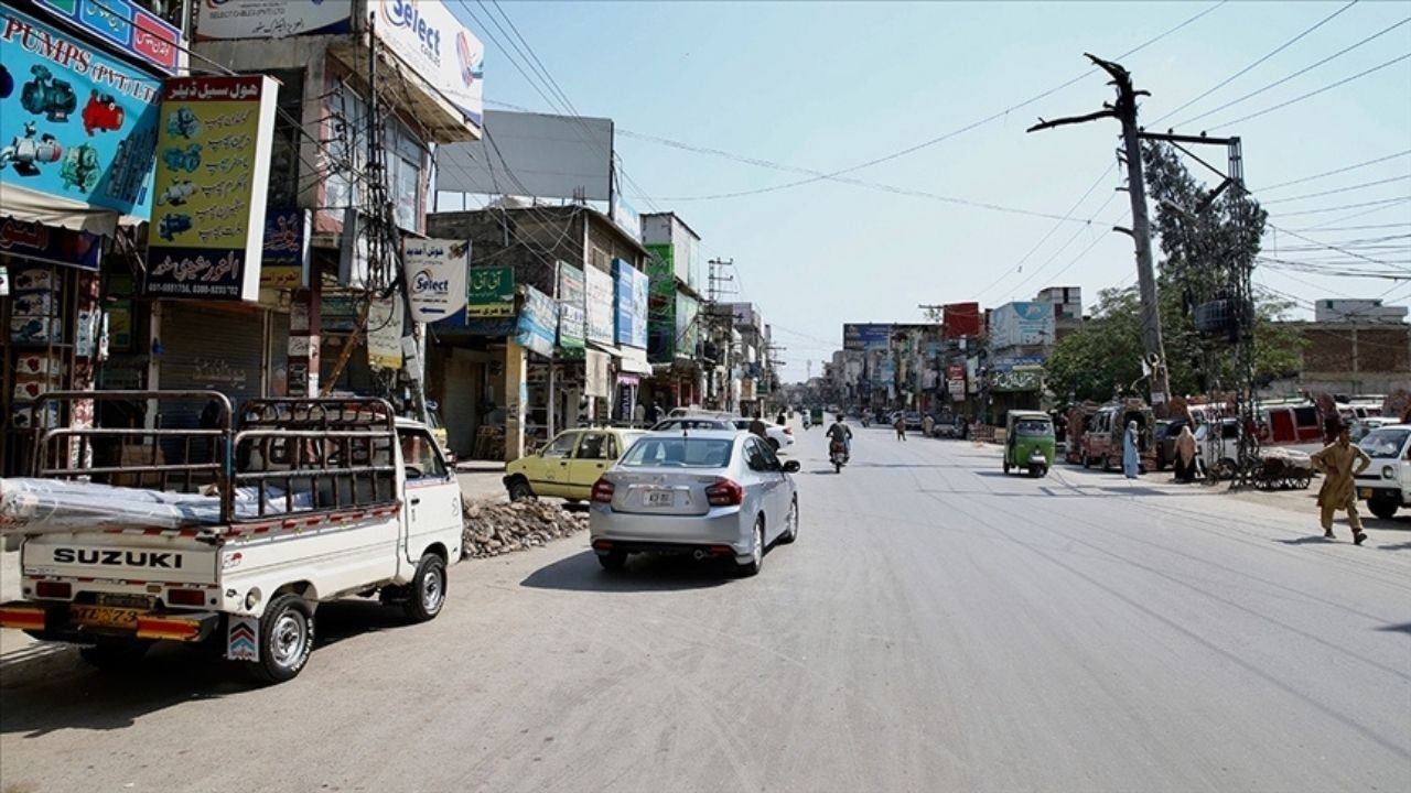 Pakistan'da intihar saldırısı: 1 polis öldü