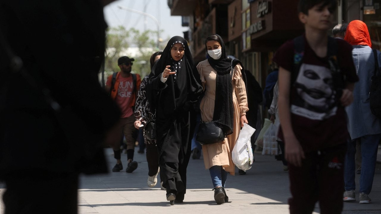 Polis kamerayla izliyor: İran'da kadınlara yönelik başörtüsü baskısı arttı