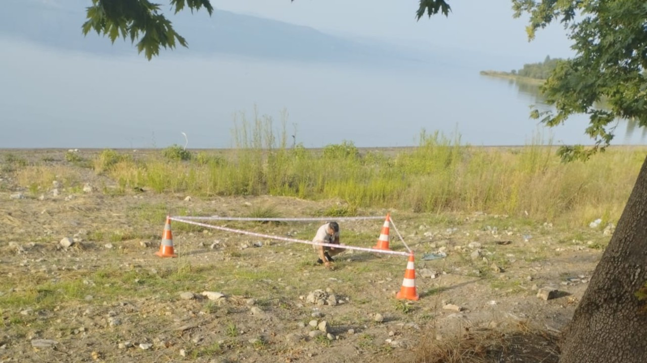 Oyun oynayan çocuk, İznik Gölü'nde el bombası buldu