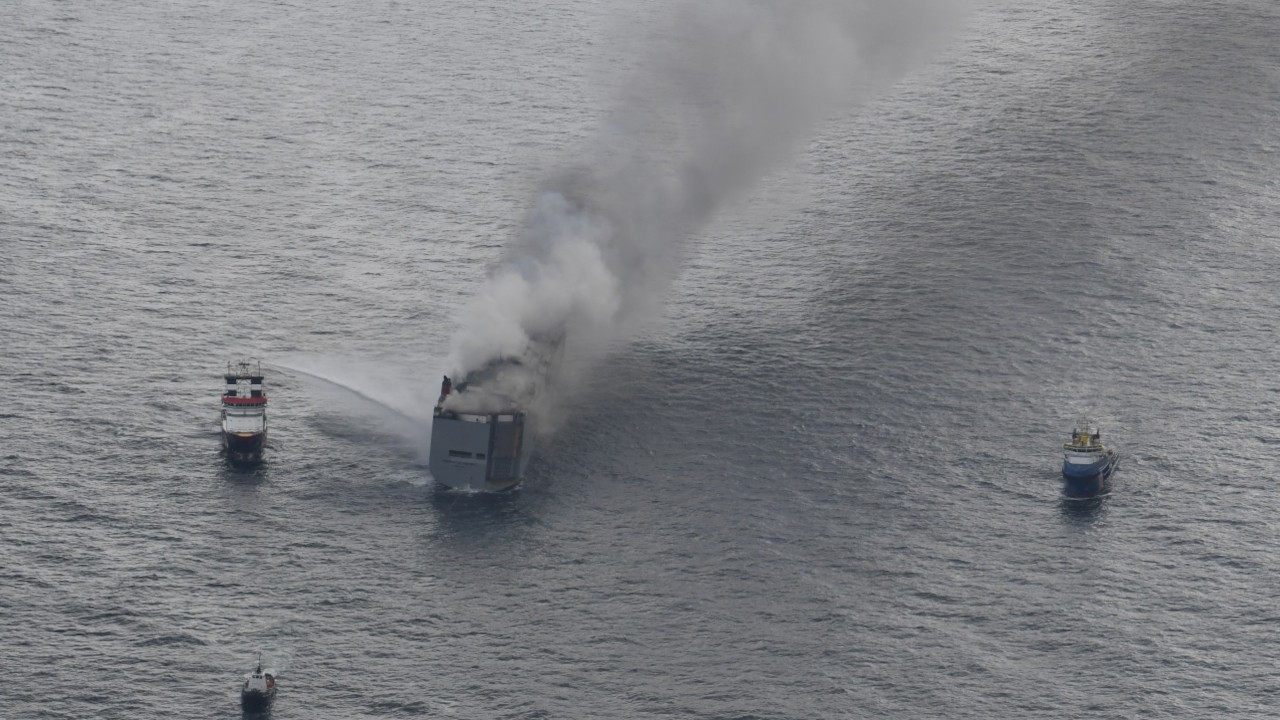 Kuzey Denizi'nde 3 bin otomobil taşıyan gemide yangın