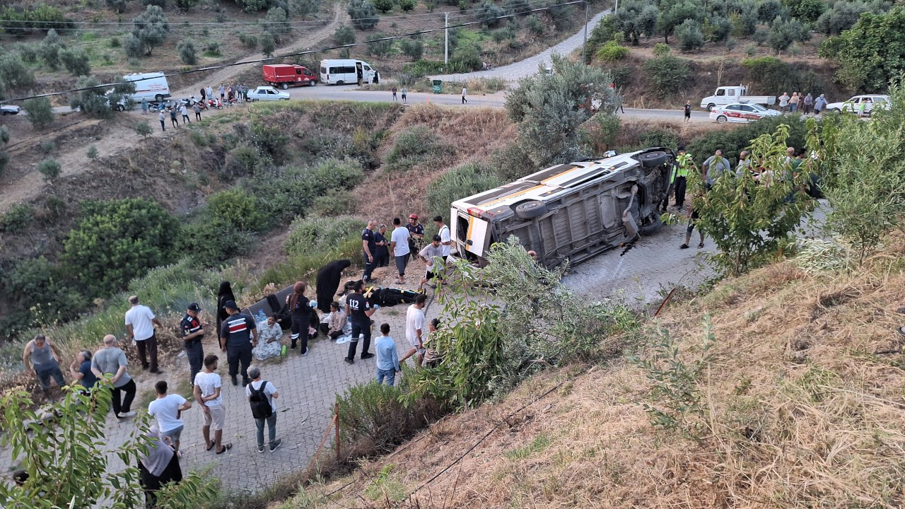 Türbe ziyareti dönüşünde minibüs devrildi: 20 öğrenci yaralı