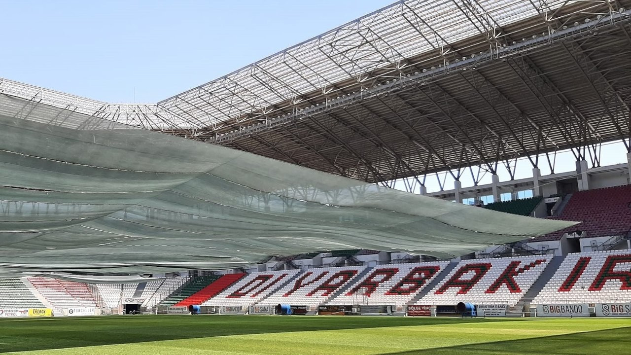 Diyarbakır stadyumunda saha zemini gölgelikle korunuyor