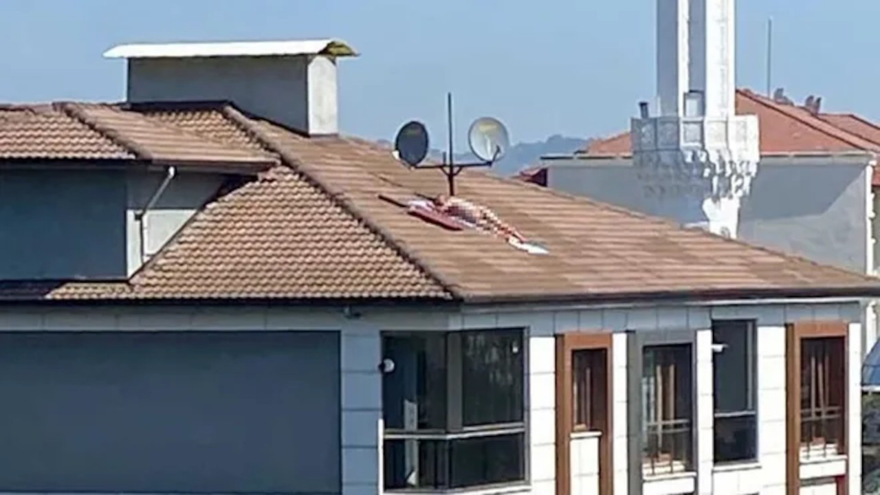 Çatıda çıplak güneşlenen kişi apartmanın sahibi çıktı