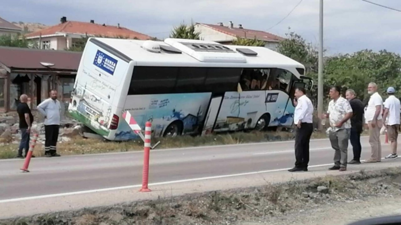 Çanakkale'de tur otobüsü kaza yaptı: 1 ölü, 7 yaralı
