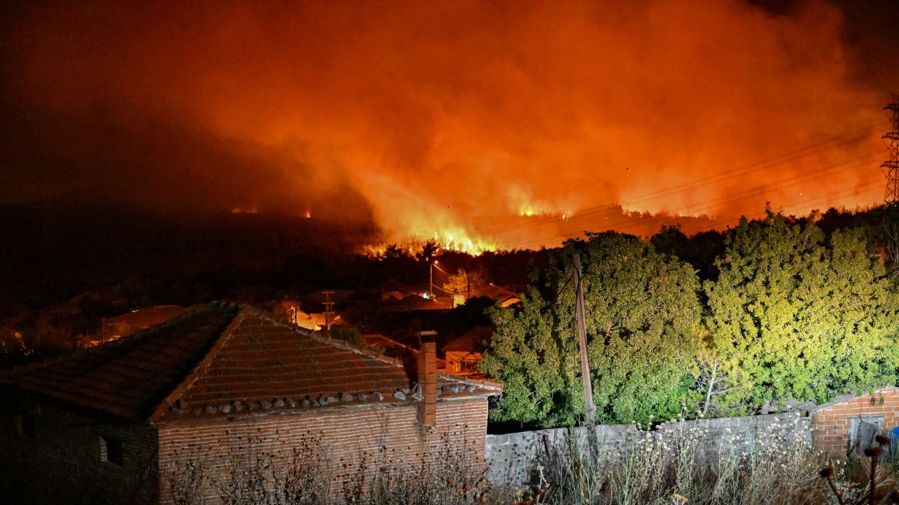 Kınık'taki orman yangını ilerliyor: 3 mahalle tahliye edildi - Sayfa 1