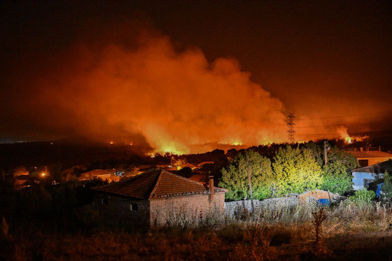 Kınık'taki orman yangını ilerliyor: 3 mahalle tahliye edildi - Sayfa 2