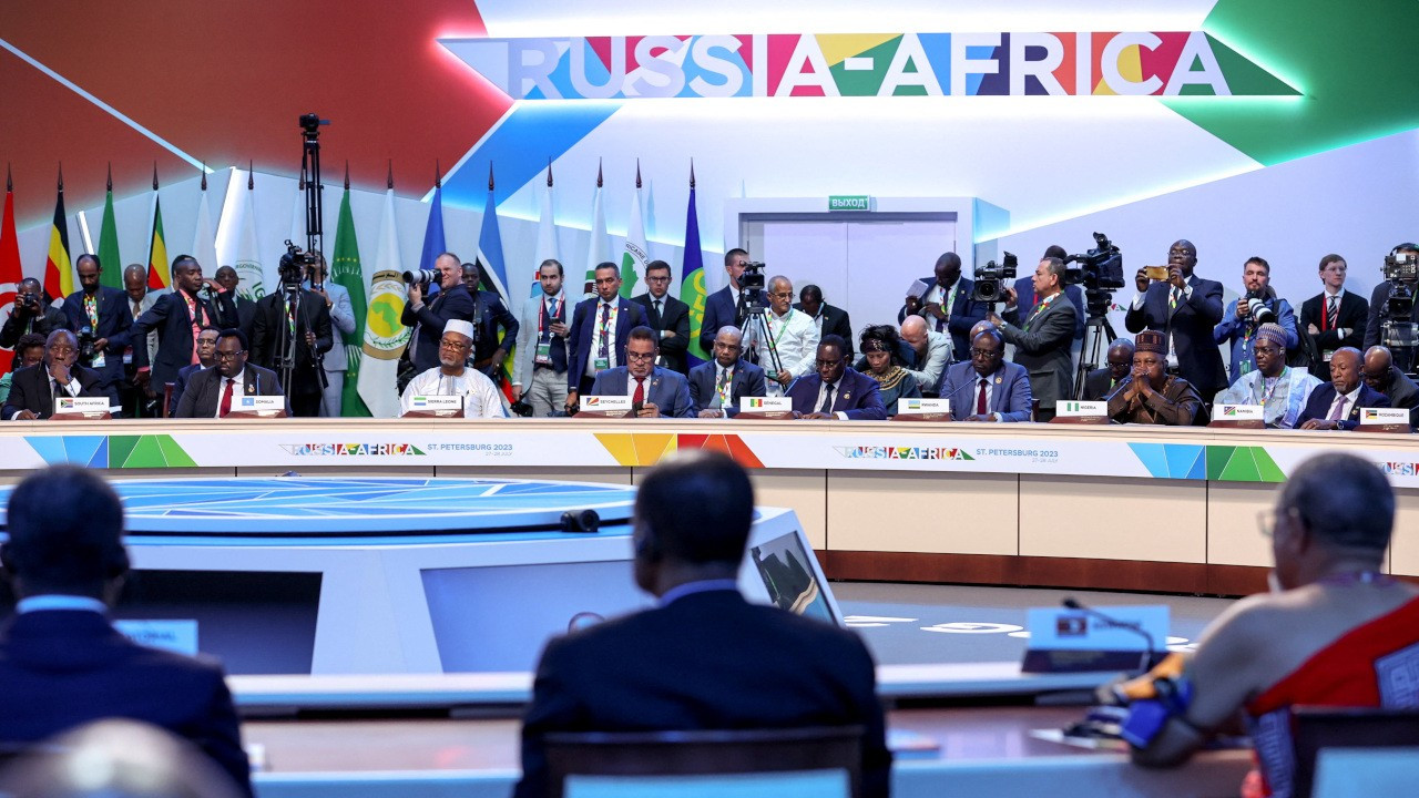 Rusya-Afrika zirvesinde 'dilencilik' tartışması