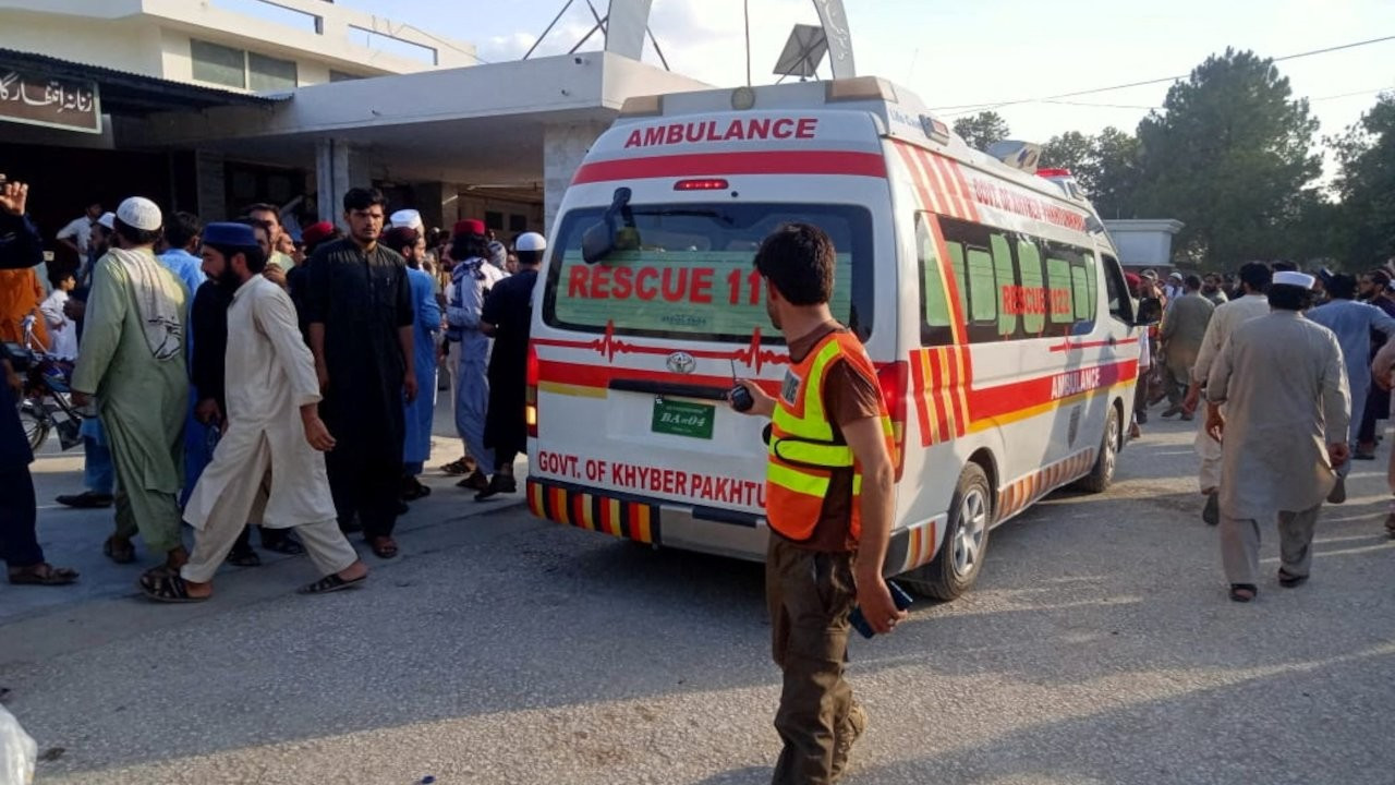 Pakistan'da karakola patlayıcı yüklü kamyonla saldırı: 23 ölü