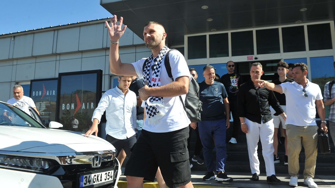 Beşiktaş duyurdu: Rebic'in sözleşmesi feshedildi