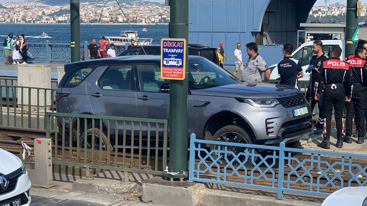 Galata Köprüsü'nde tramvay yoluna giren cip çıkarıldı, seferler normale döndü