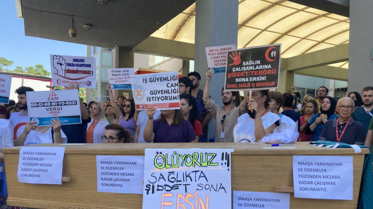 İzmir’de sağlık emekçileri TİS öncesi uyarı eylemi yaparak iş bıraktı