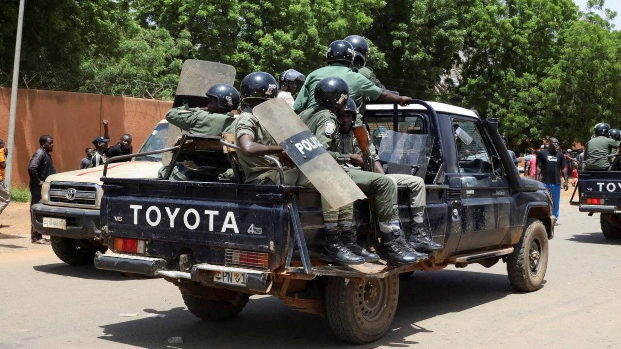Darbeciler sınırı kapattı, ülkeye giremedi: Nijer Başbakanı yardım istedi