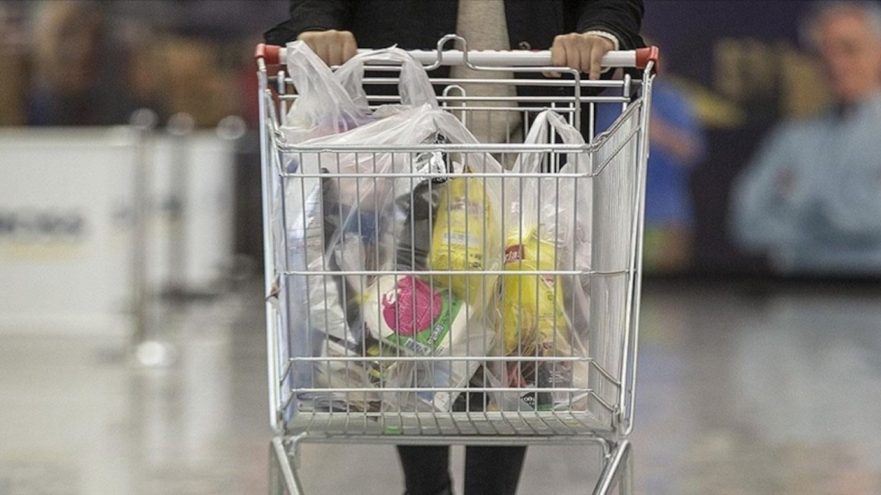 Marketlerde plastik poşet ücreti 25 kuruş olarak devam edecek
