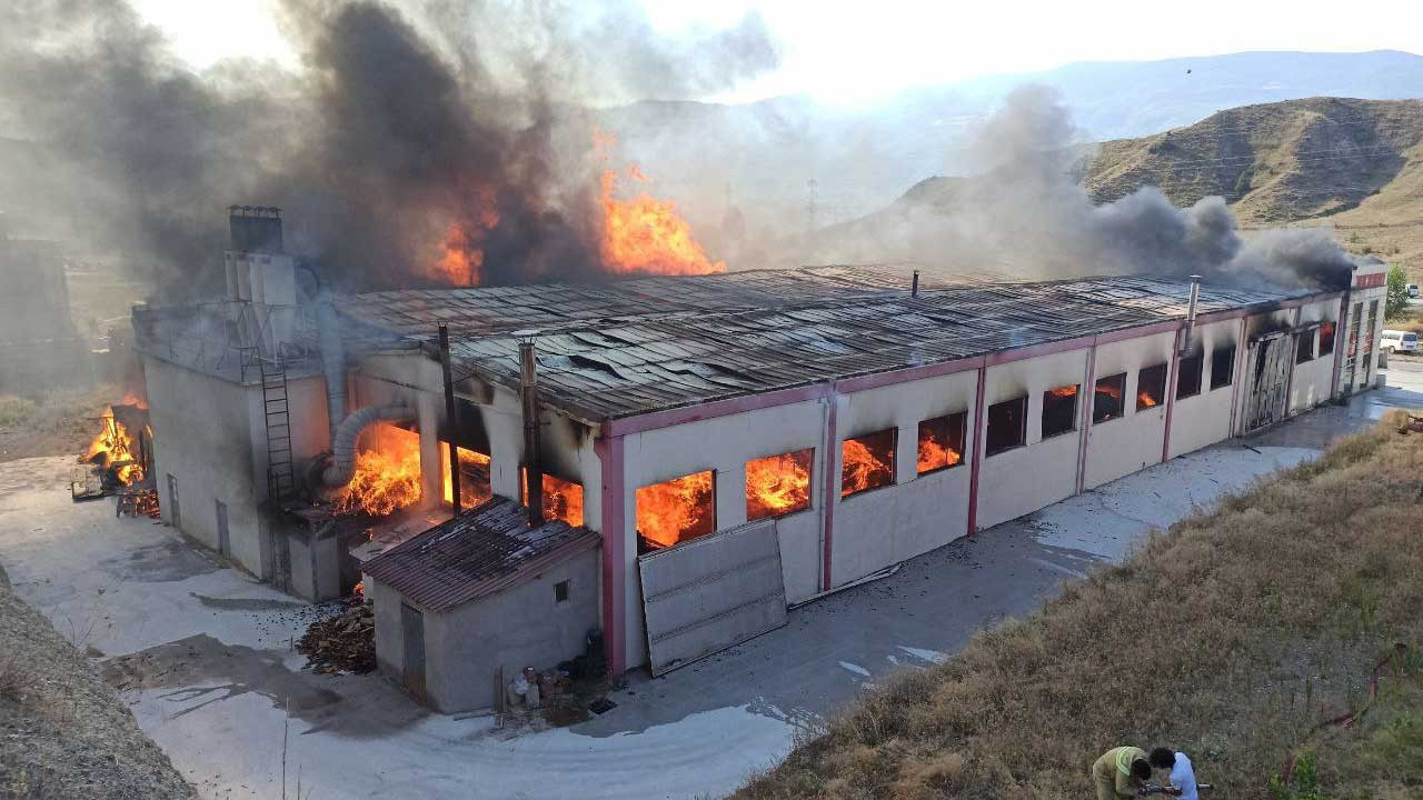 Kastamonu'da kapı fabrikasında yangın