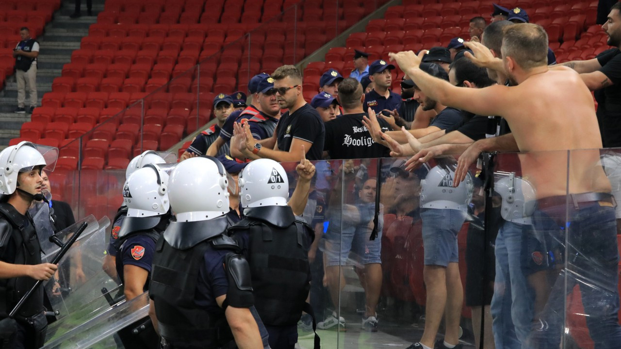 Tirana-Beşiktaş maçı tribünlerdeki olaylar nedeniyle gecikmeli başladı