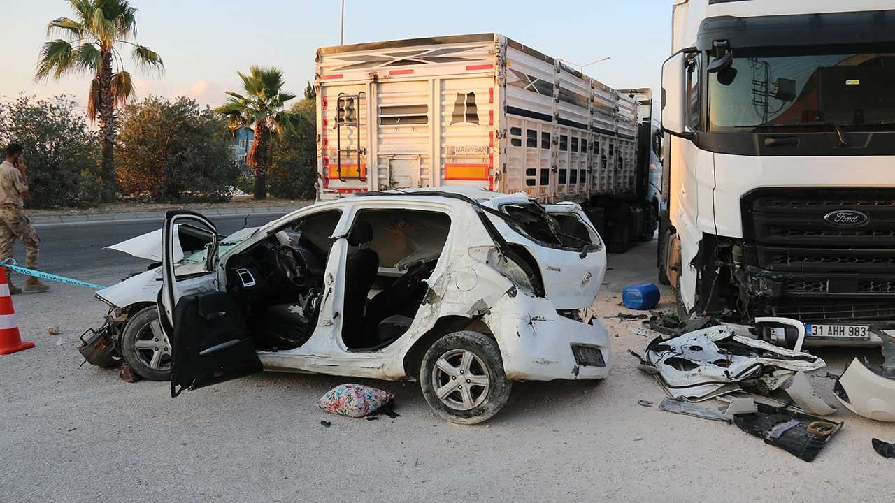 Hatay'da otomobil tıra çarptı: 2 ölü, 2 yaralı