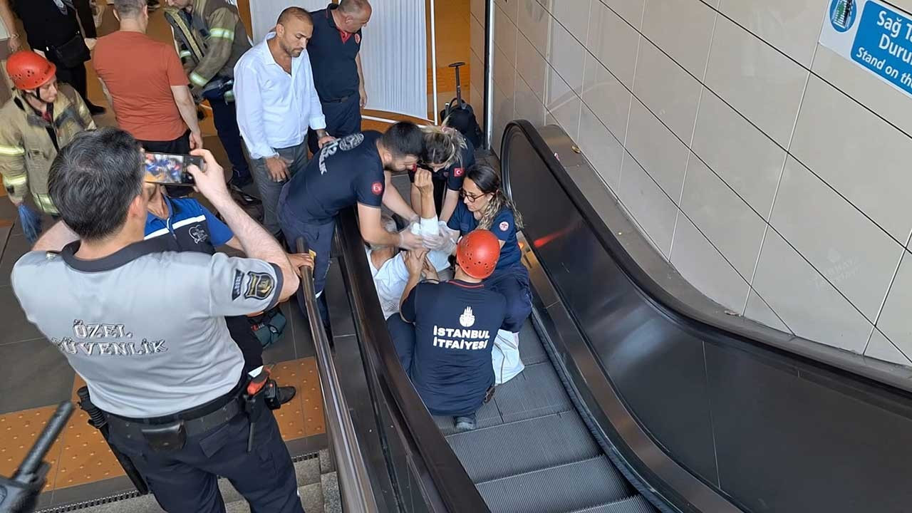 Metroya inerken yürüyen merdivene sıkıştı, itfaiye ve sağlık ekibi kurtardı