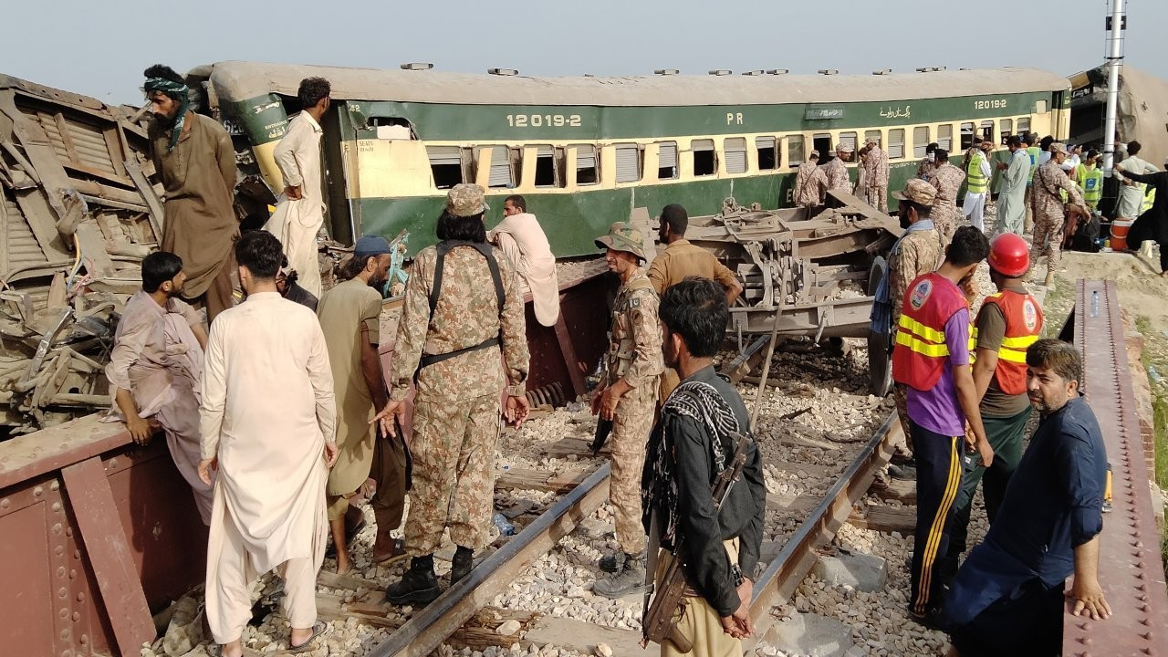 Pakistan'da yolcu treni raydan çıktı: 22 ölü, 50 yaralı