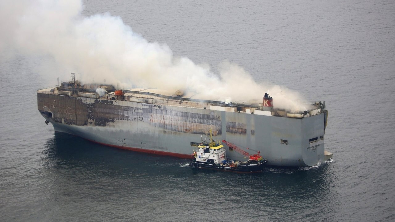 Hollanda’da yanan kargo gemisi söküm için Türkiye'ye getirilebilir