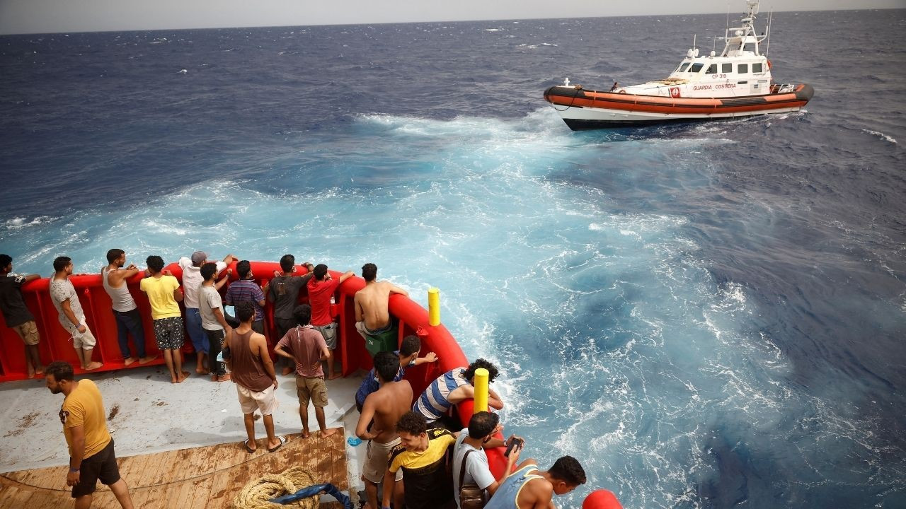Akdeniz'de 3 mülteci teknesi battı, 6 kişi hayatını kaybetti